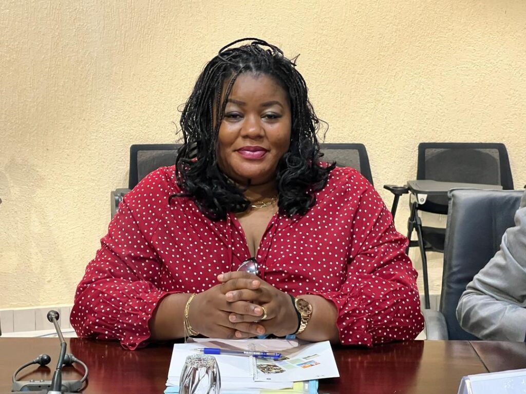 Mme Badiata Kafun, concentrée lors des discussions, représentait la RDC avec professionnalisme et détermination.